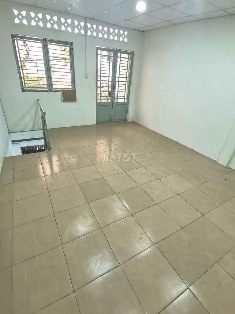 Spacious Townhouse with Balcony near Market