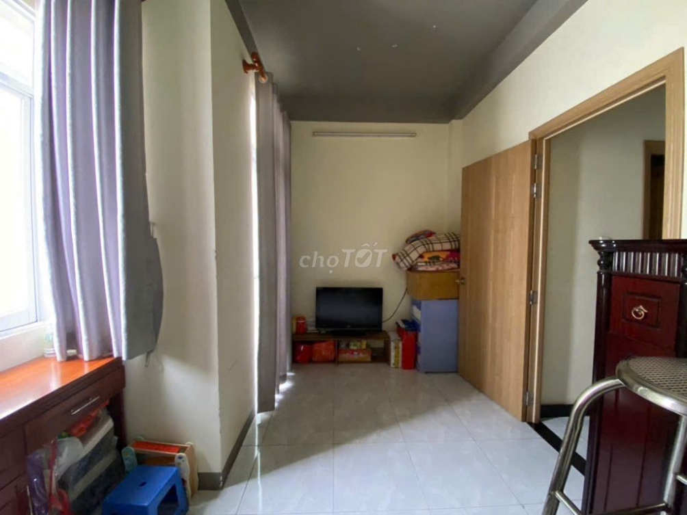 Compact apartment near school in Lac Long Quan, District 11