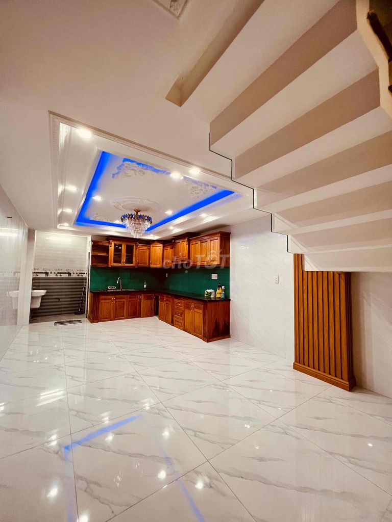 Spacious 5-Bedroom Townhouse with Modern Interior