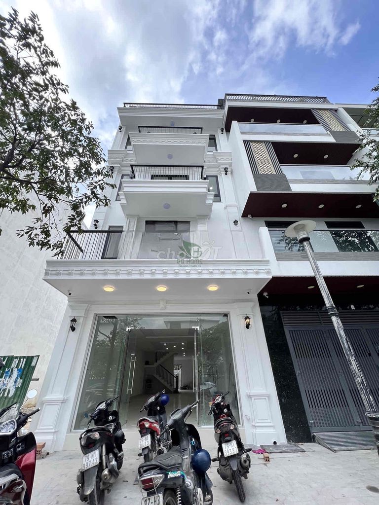 Modern 4-Floor Commercial Building with Elevator