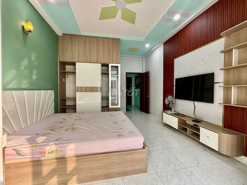 Modern Furnished 4-Bedroom Townhouse with Parking