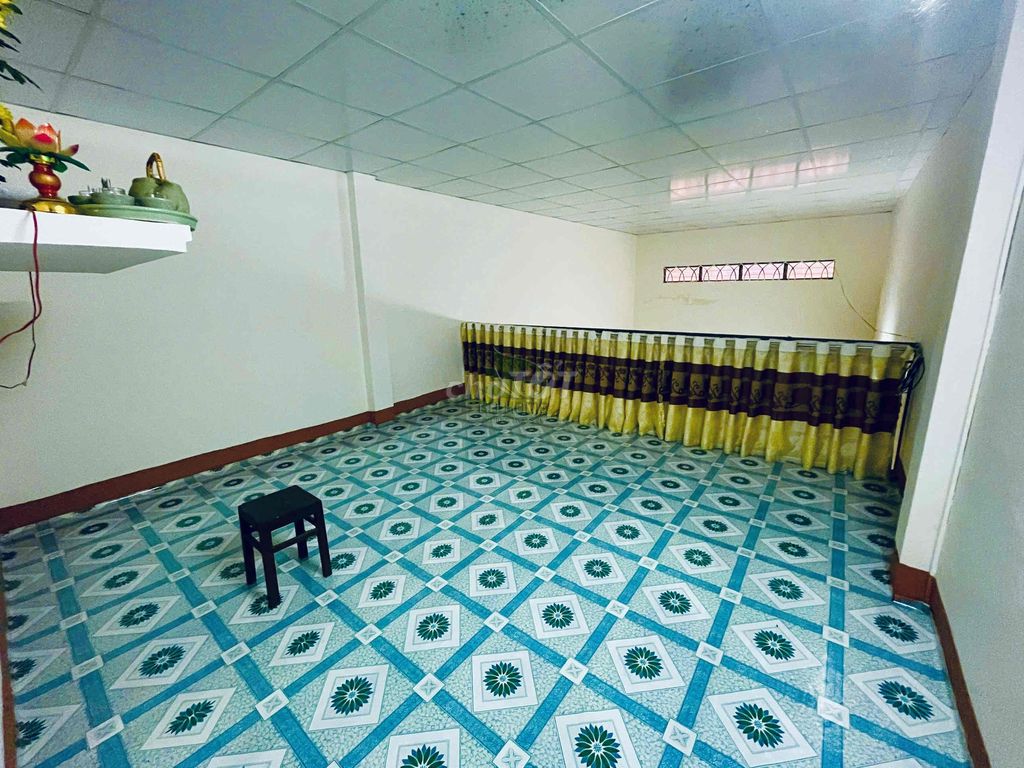 Spacious 1-Bedroom House with Mezzanine Near Beach