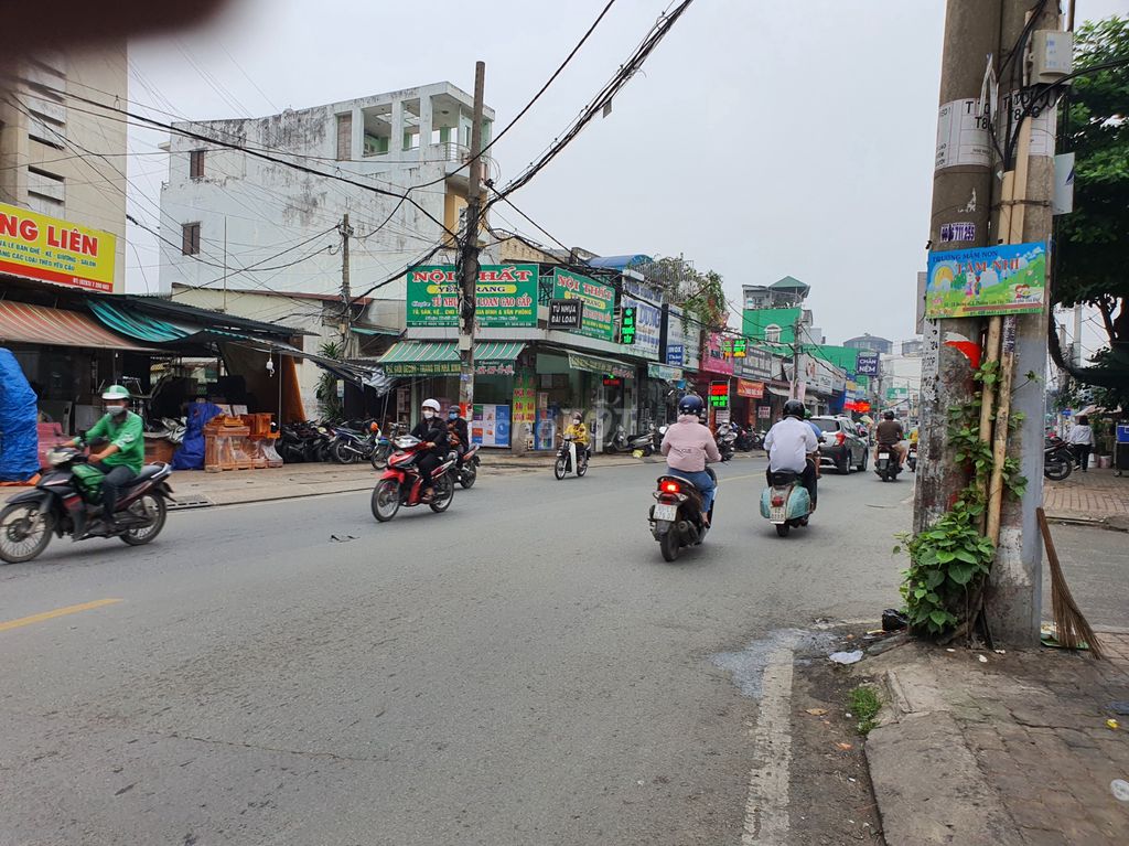 Large 4-Floor Commercial Space in Busy Area