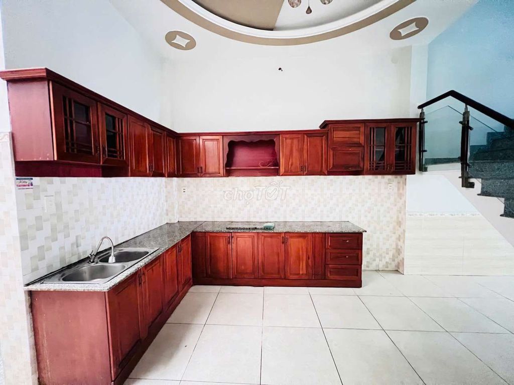 Spacious Three-Story House with Parking