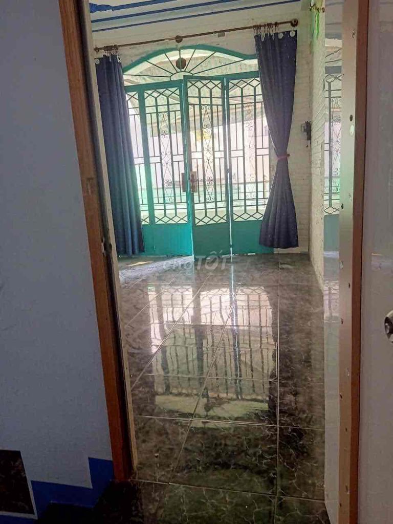 Spacious 5-Room Townhouse Near Schools and Markets