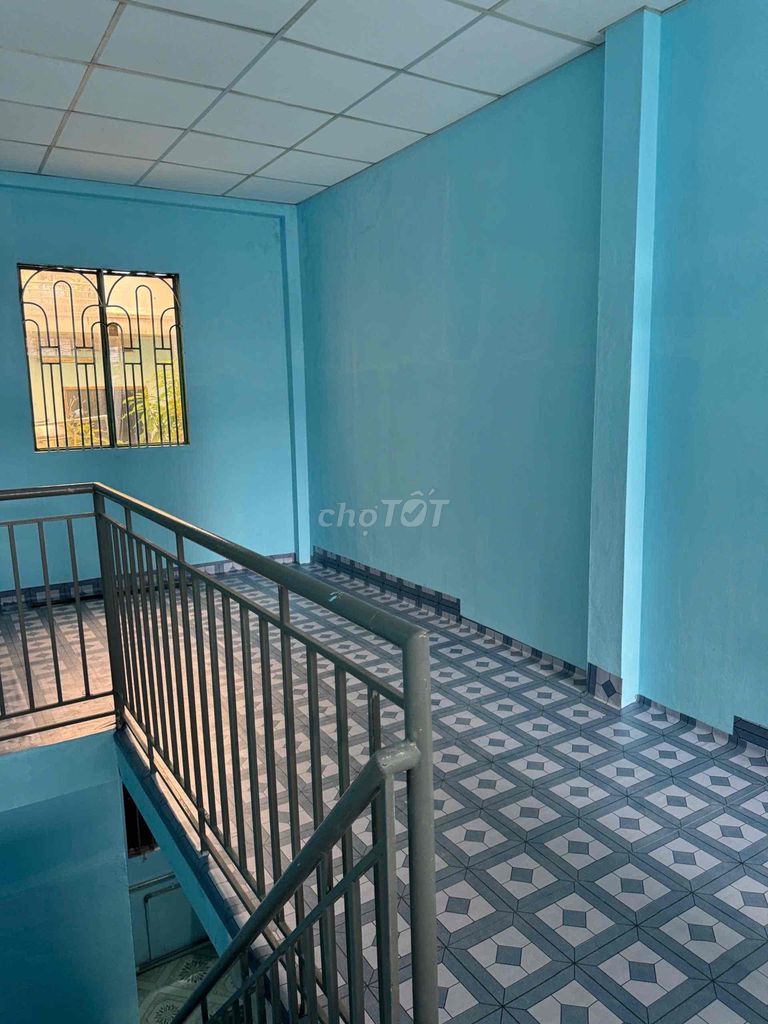 3-Story Townhouse Near Market with Car Access
