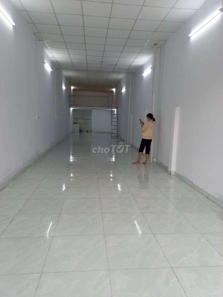 Large 100m2 Commercial Space in District 12