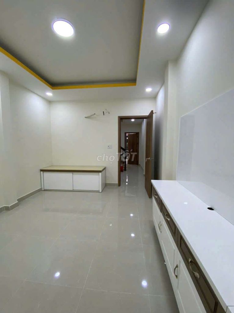Modern 4-Bedroom Townhouse with Multiple Floors