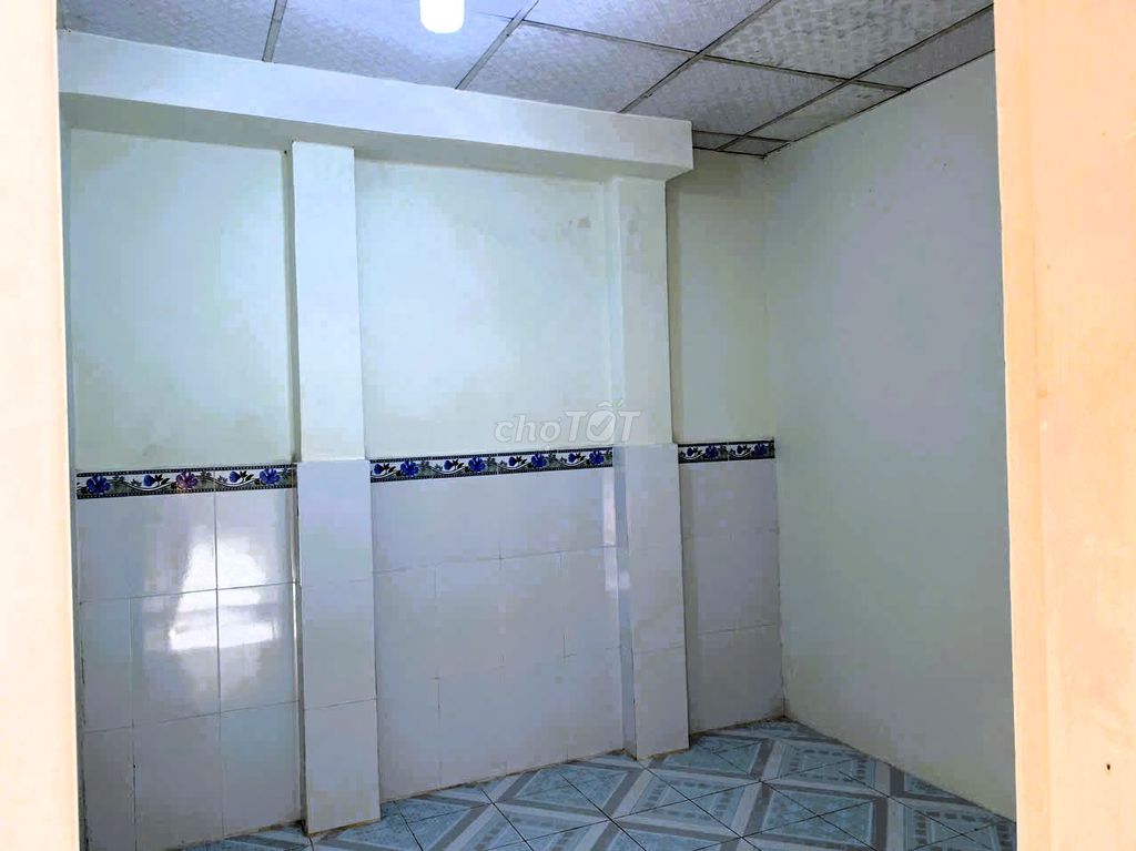 Spacious 2-Bedroom House with Garden Access