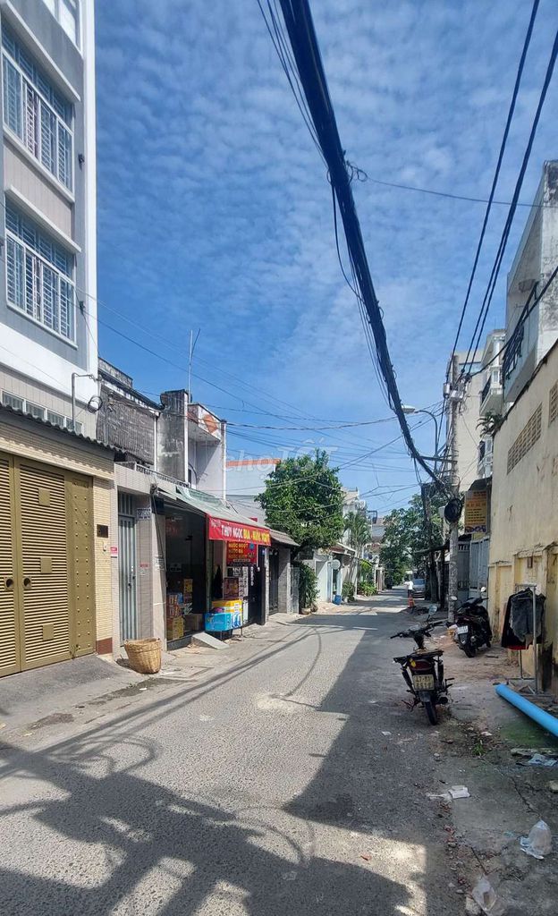 Spacious House with Parking near Nova College