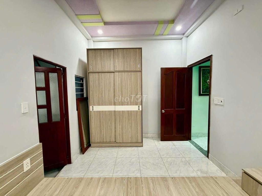 Modern Furnished 4-Bedroom Townhouse with Parking