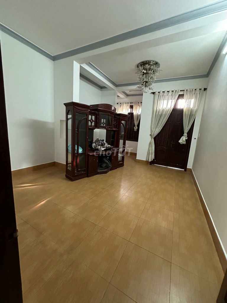 Large 4BR House with Parking on CMT8 Street