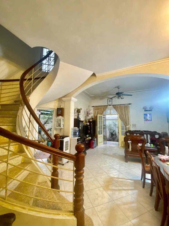 Spacious 3-Bedroom House near Universities with Garden