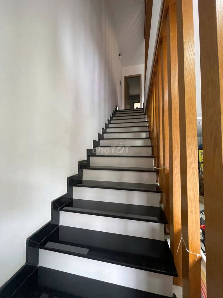 3-Bedroom Townhouse in River Park with Office