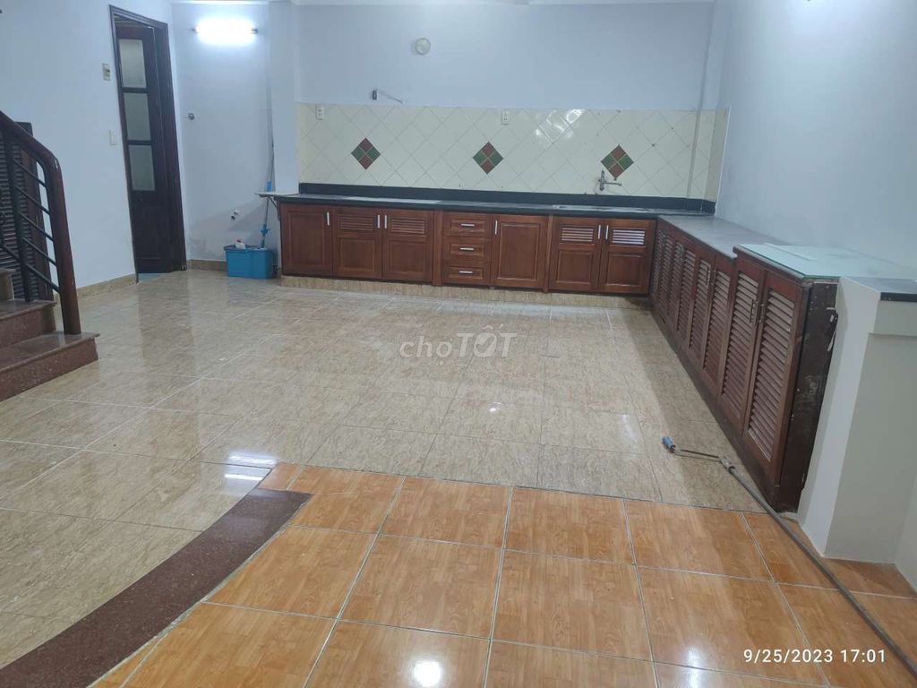 Modern 3-Bedroom House with Car Parking