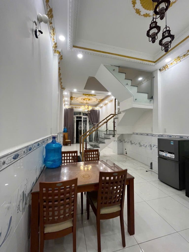 Modern 4-Bedroom Townhouse with Beautiful Interior