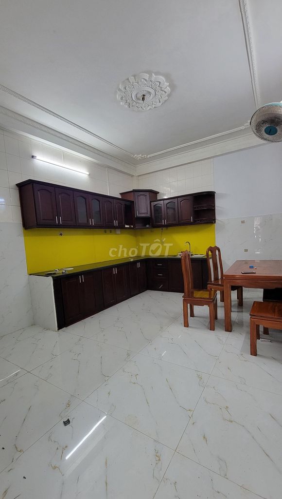Large 4x18m Townhouse with 6 Bedrooms