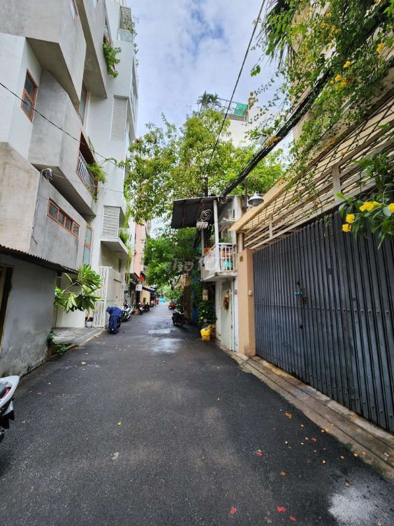 Spacious 5-Bedroom House in District 10, Ho Chi Minh City