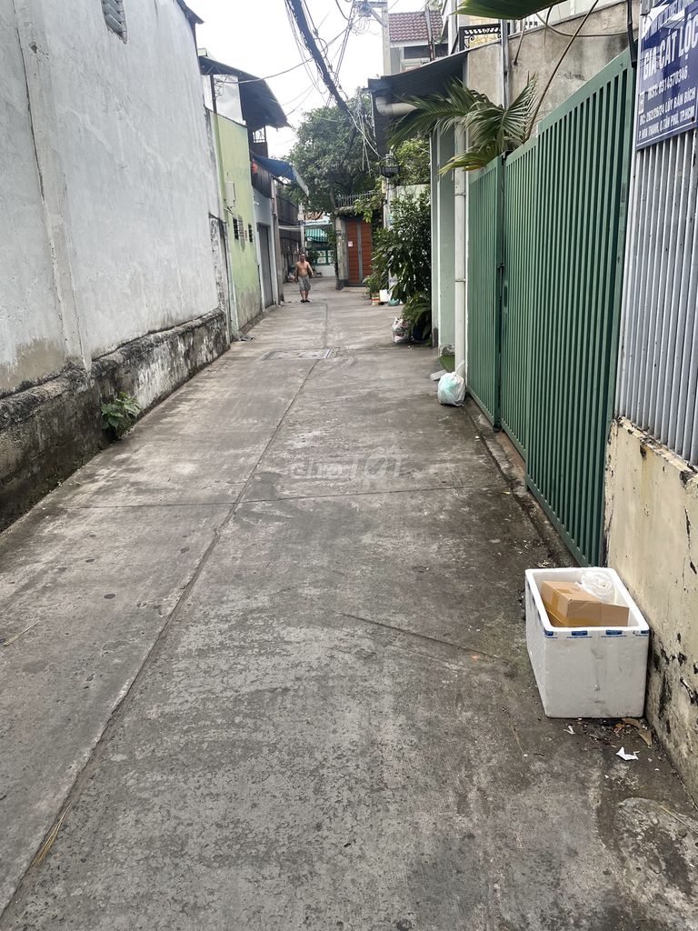 Quiet Alley House with Basic Amenities