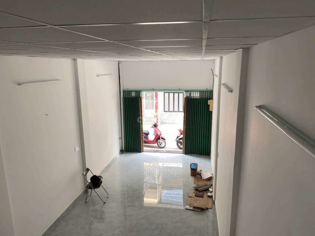 Spacious 3-Room House near Market and School on Lac Long Quan Street