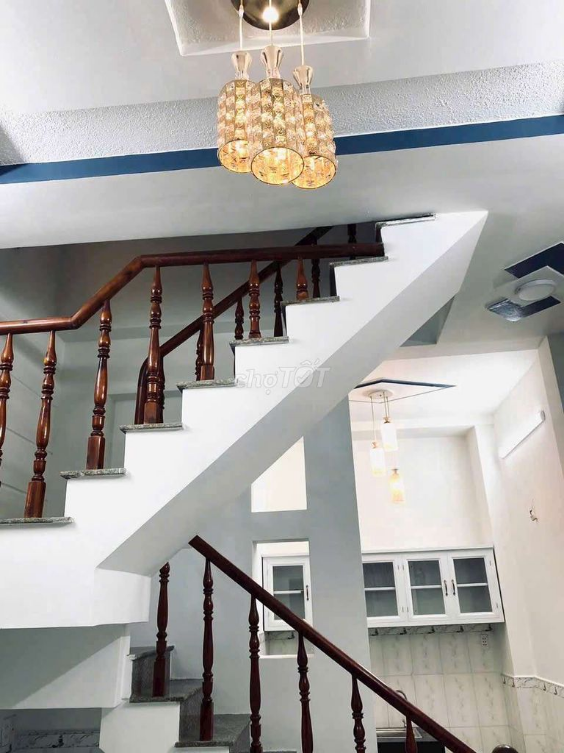 Narrow Alley House in Quiet Residential Area
