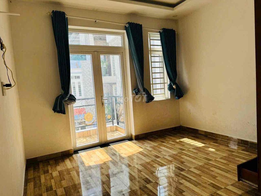 Modern 4-Bedroom Townhouse Near Electrical College