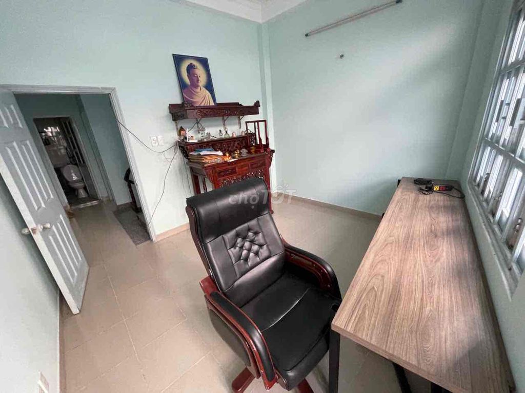 Large 5-Bedroom Townhouse with Rooftop Terrace