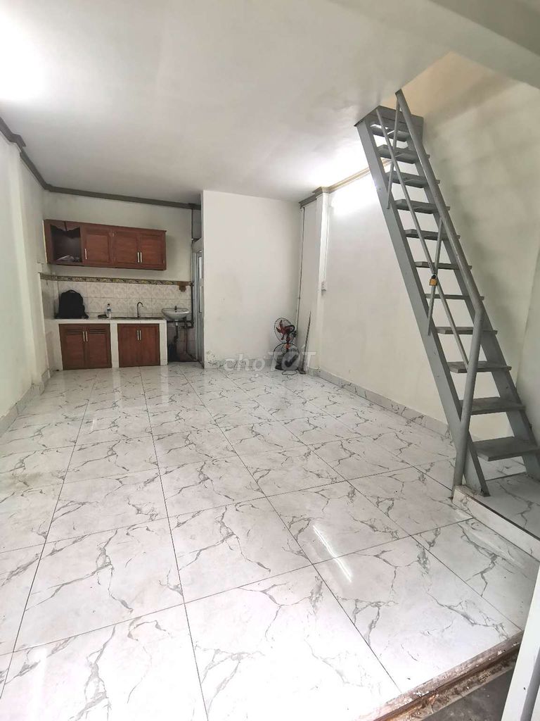 Spacious Townhouse with Balcony near Market
