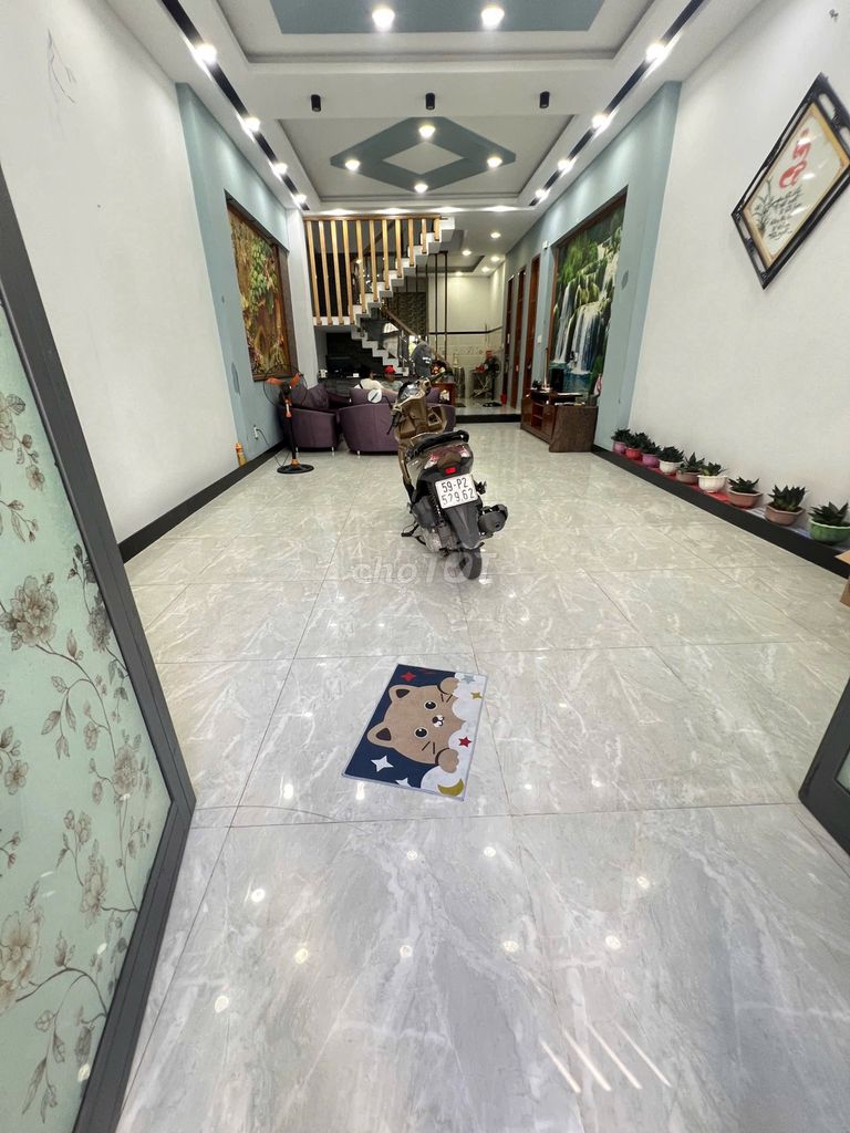 Modern 5-Bedroom Townhouse Near Airport