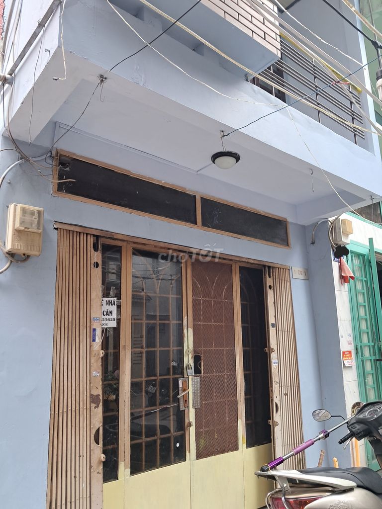 3-Story Townhouse with 3 Rooms in Alley