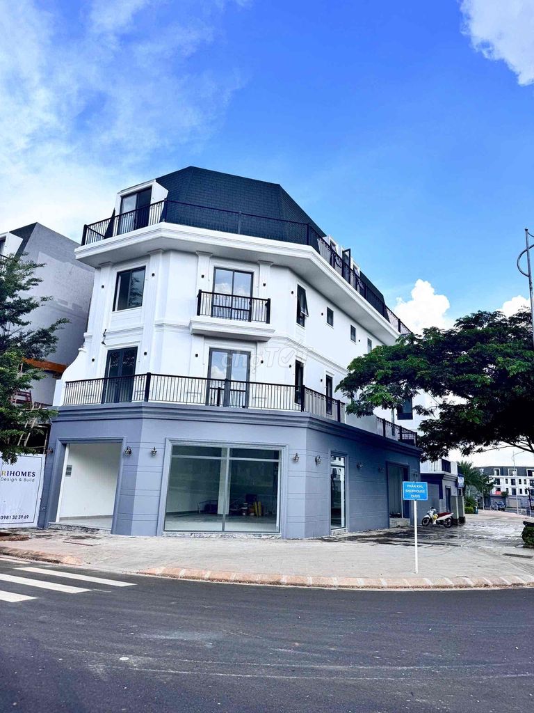 Modern 4-Floor Commercial Building with Elevator