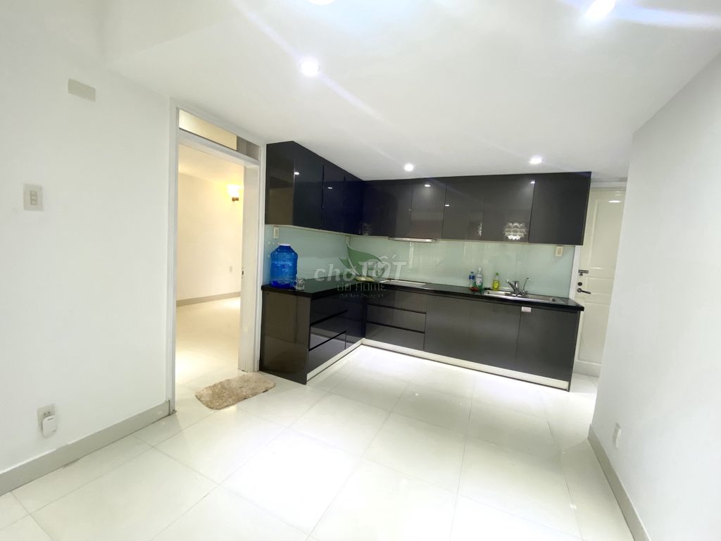 Spacious 6-Bedroom Villa with Garden and Parking