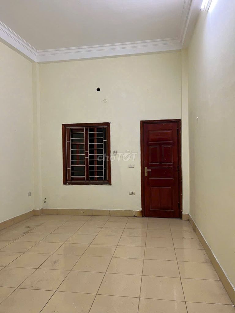 3-Floor House with 2 Bedrooms for Business