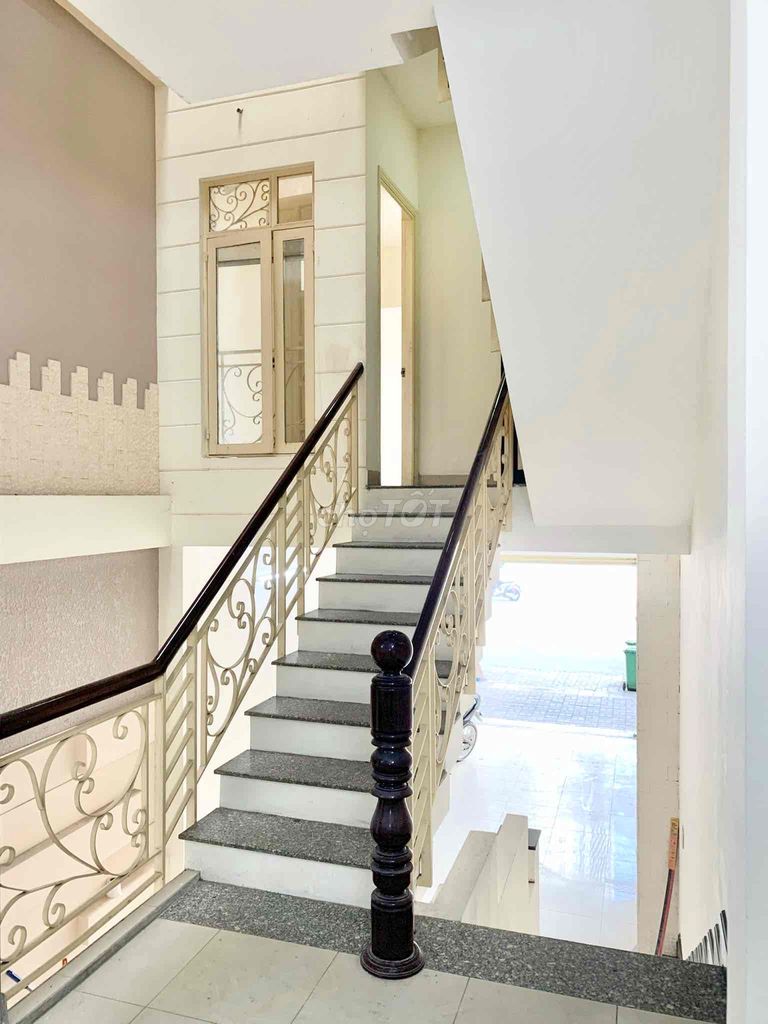 Large 8BR Commercial House Near Parc Mall