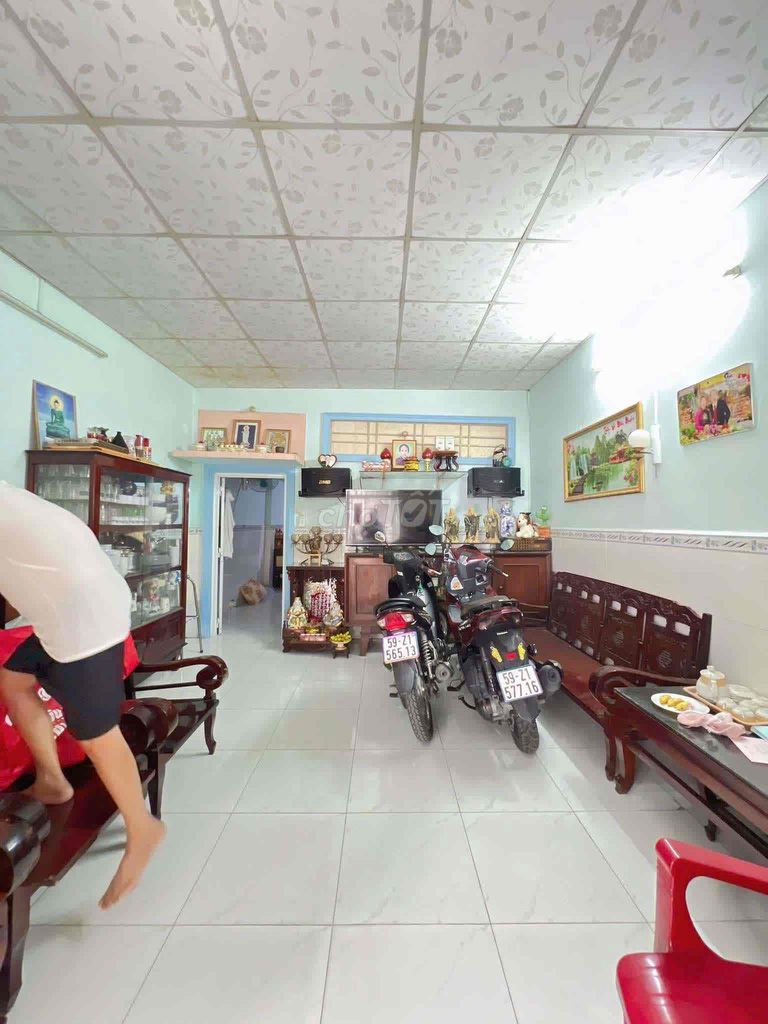 Spacious House with Garage in Phu Xuan