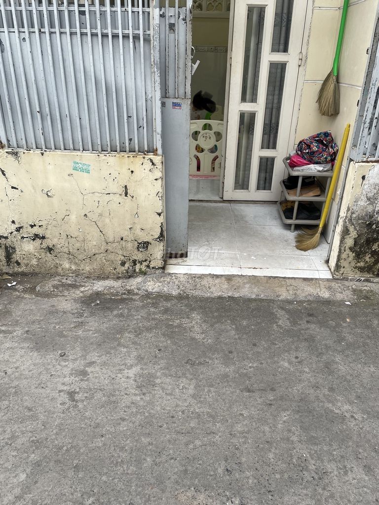 Quiet Alley House with Basic Amenities