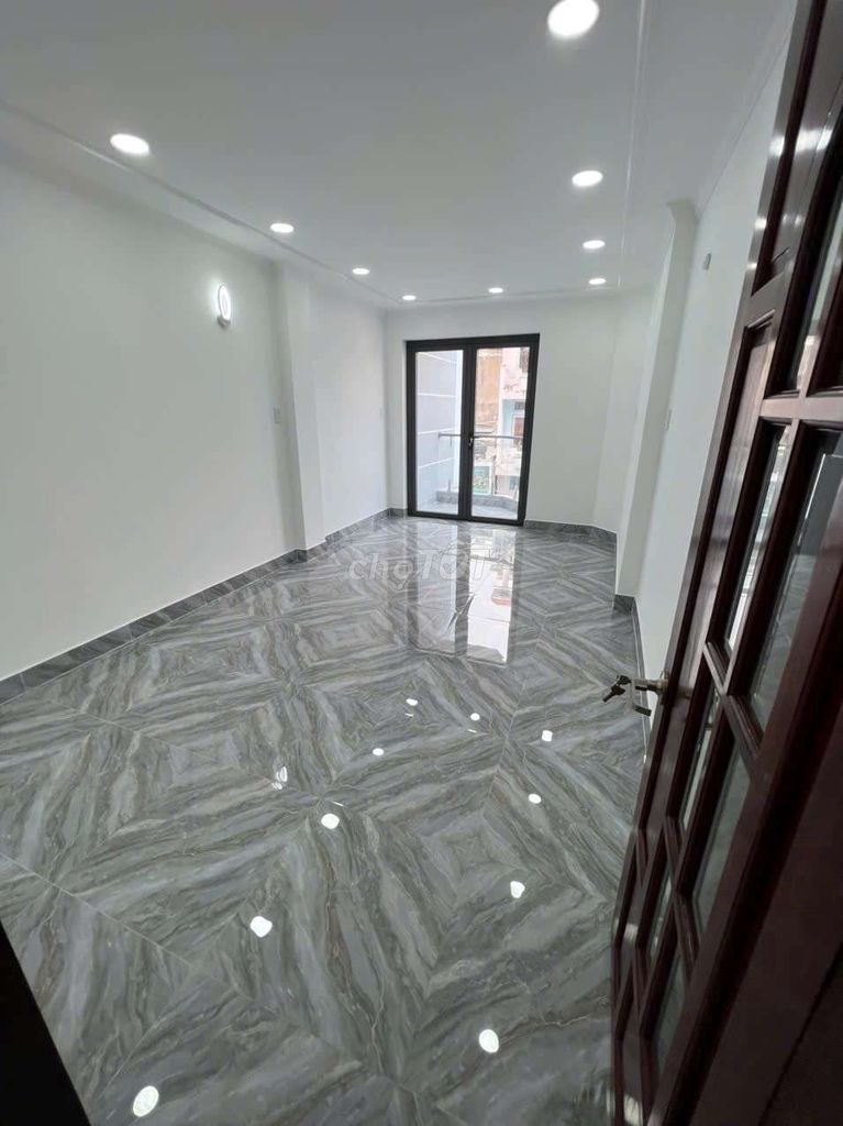 Modern 4-Bedroom Townhouse Near Lanh Binh Thang