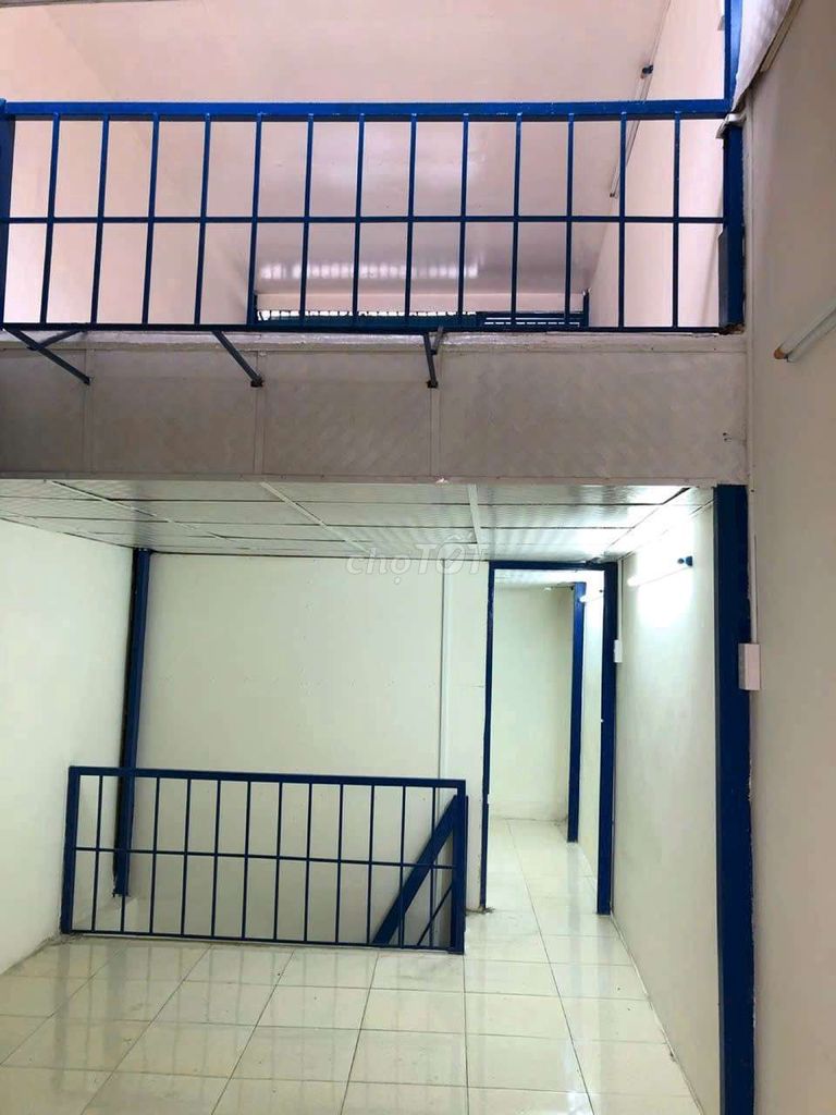 Student-Friendly Townhouse Near Universities with Balcony