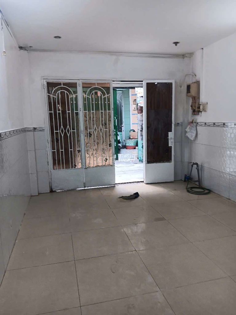Modern 3-Bedroom Townhouse Near Mall and Market