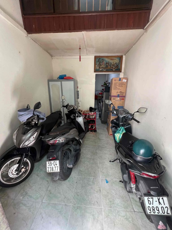 Spacious Alley House with Motorcycle Parking
