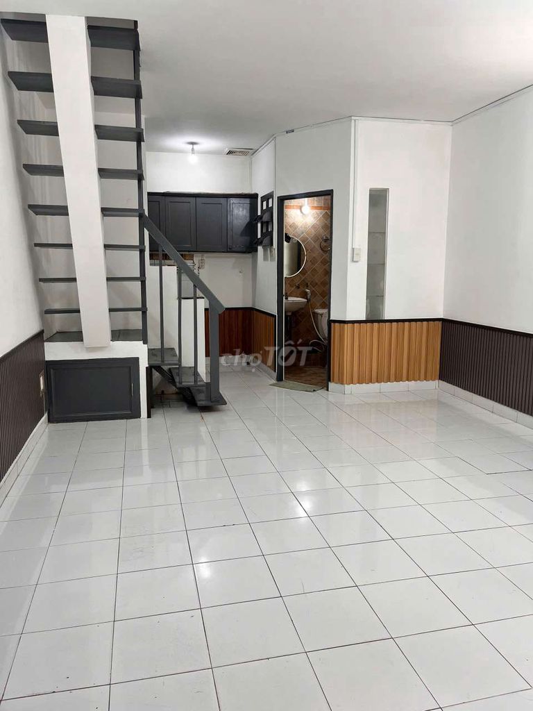 Modern 2-Bedroom Townhouse with Balconies