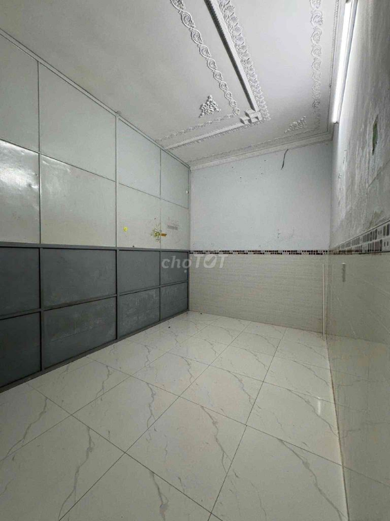 Spacious Front Street House in Q12 with Wide Yard