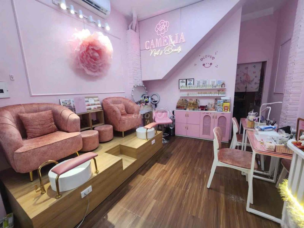 Spacious Property on Lê Văn Sỹ, Suitable for Business
