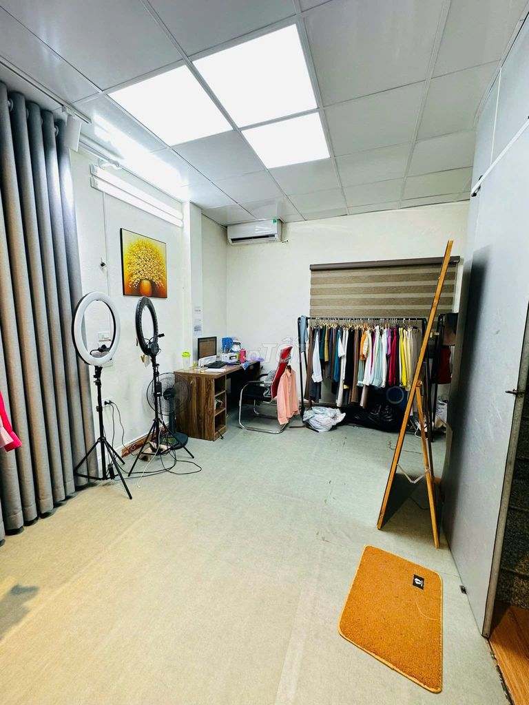 3-Floor Townhouse with Kitchen and Air Conditioning