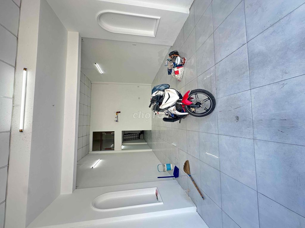 Modern 2-Bedroom House Near Water Canal