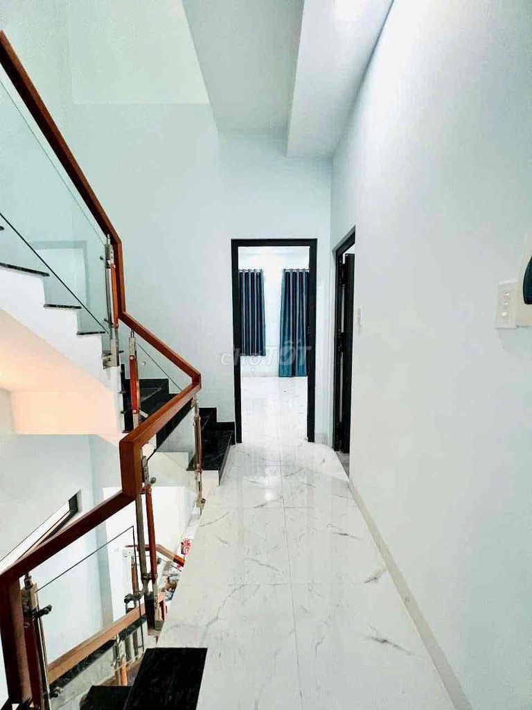 Modern 3-Bedroom House with Parking in District 2
