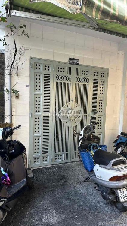 Spacious 5-bedroom house in Nguyen Thien Thuat, District 3
