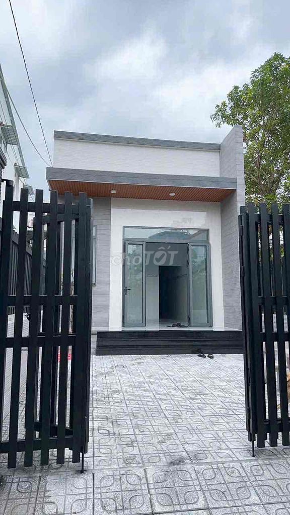 Modern 2-Bedroom House Near Market