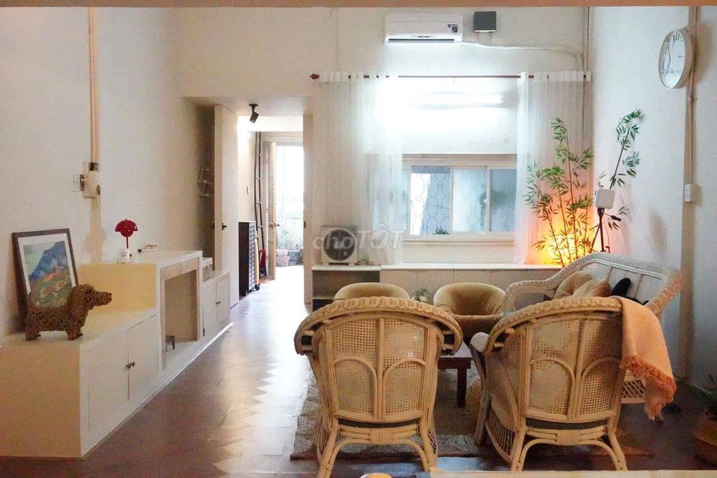 Large House with 9 Bedrooms on Nguyen Van Cu