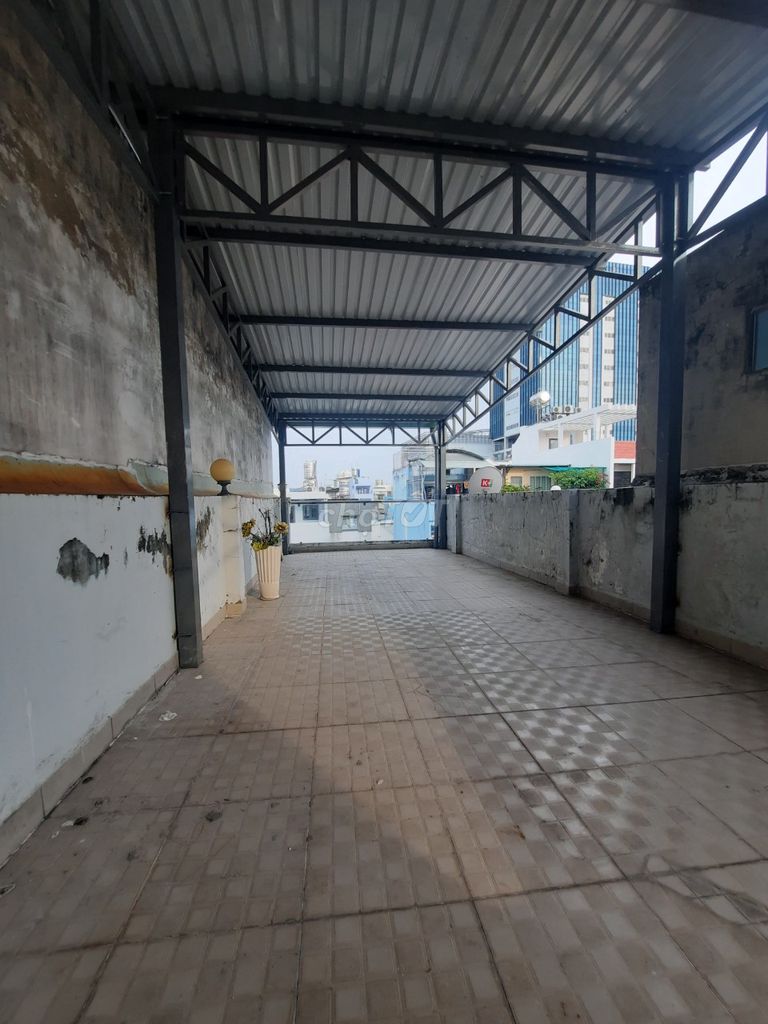 5-Story Commercial Building with Showroom Space